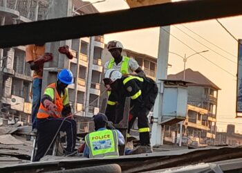 Cimenterie : le courant électrique fait une victime, un électricien foudroyé sur un poteau électrique