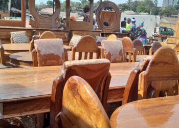 Dabondy  Marché : les menuisiers et tapissiers se lamantent de la rareté de la clientèle