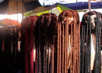 Guinée : La tresse africaine, une activité génératrice de revenus pour de nombreuses familles