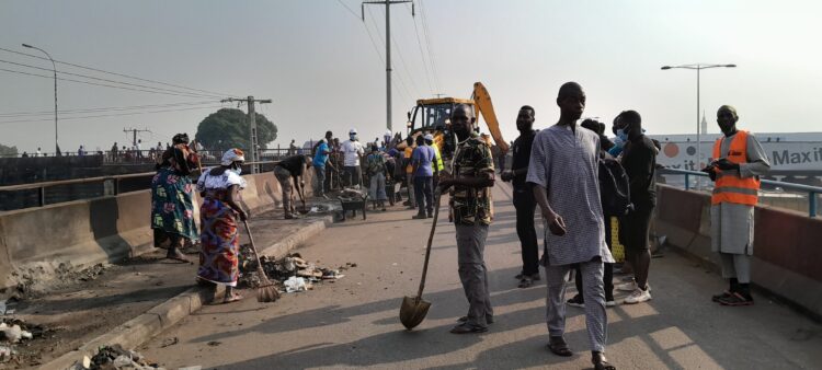 Dixinn : les autorités communales mobilisent 100 femmes pour assainir les différents quartiers