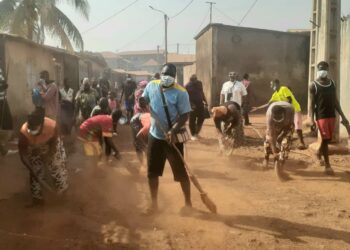 Grand Conakry : le quartier Sanoyah Textile assaini par les jeunes et femmes engagés contre l’insalubrité
