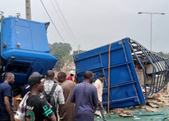 Kissosso : un camion contenant des marchandises finit sa course dans un ravin