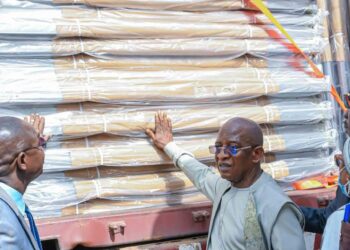 Amélioration des conditions carcérales : le Ministre de la justice réceptionne des conteneurs de lits pour les détenus