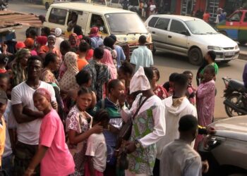 Affaire bazin gratuit : Les boutiques de Bocoum bazin prit d’assaut, les gaz lacrymogènes rentrent dans le jeu