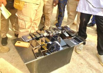 Maison centrale de Conakry : coup de filet contre les objets prohibés, plus de 100 téléphones et 34 paires de ciseaux saisis 