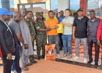 Impactée par ses activités minières, la société SD Mining fait un don de vivres aux communautés de Boffa et de Fria