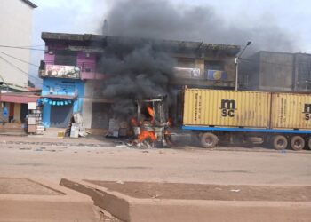 Urgent : un Camion en flammes à Sonfonia Gare
