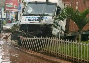 Accident de la route à Hamdallaye : deux camions entrent collision et ravagent une partie du rond point