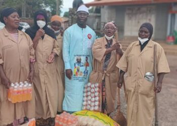 Promotion des acquis du CNRD : Aboubacar Yattara aux côtés des femmes balayeuses de Bambeto