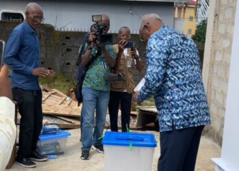 Lambanyi: le PM Amadou Oury Bah s’acquitte de son devoir citoyen