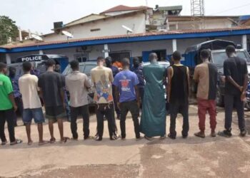 LA POLICE NATIONALE GUINÉENNE MET LE GRAPPIN SUR DIX INDIVIDUS ACCUSÉS DE VOL À L’ARRACHÉ