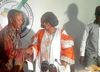 Remise de chèque à l’URTELGUI : la DGE renforce la synergie médiatique pour une présidentielle apaisée