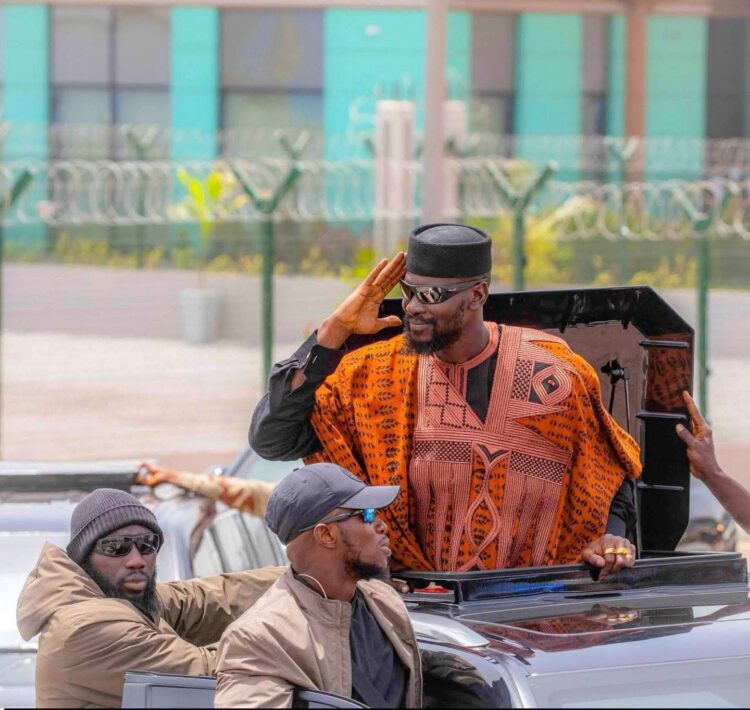 Retour du président à Conakry : Mamadi Doumbouya accueilli chaleureusement par les citoyens