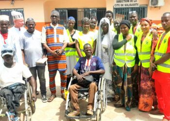 Humanitaire : l’ONG Aide à l’Enfance (AAE) distribue des vivres aux plus vulnérables à la Cité de la Solidarité de Conakry