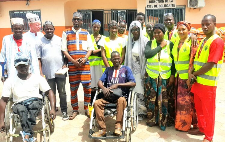 Humanitaire : l’ONG Aide à l’Enfance (AAE) distribue des vivres aux plus vulnérables à la Cité de la Solidarité de Conakry