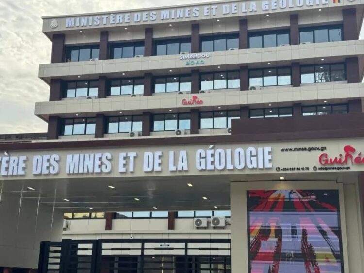 Mines : la Guinée devrait suspendre l’octroi de nouveaux permis miniers liés à des litiges en cours.