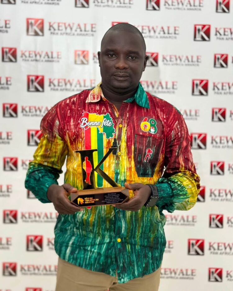 Moustapha Dalaive Le Villageois, sacré meilleur journaliste télé web africain